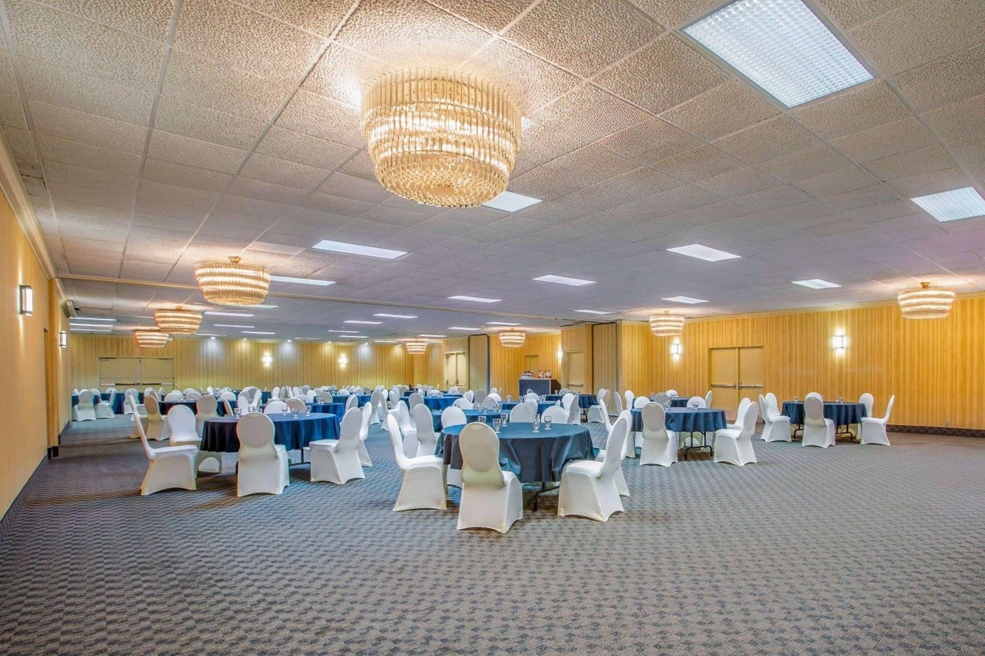 Days Inn By Wyndham Sudbury & Conference Centre Buitenkant foto
