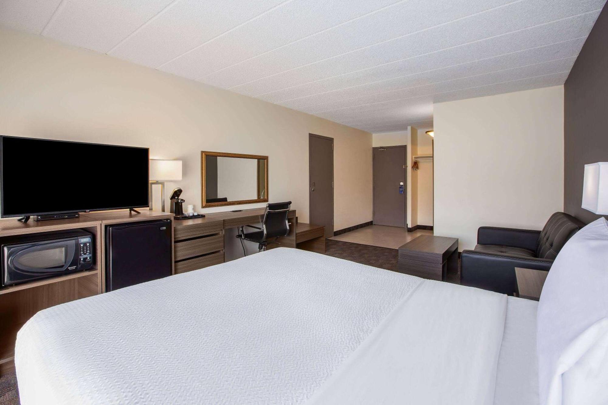 Days Inn By Wyndham Sudbury & Conference Centre Buitenkant foto