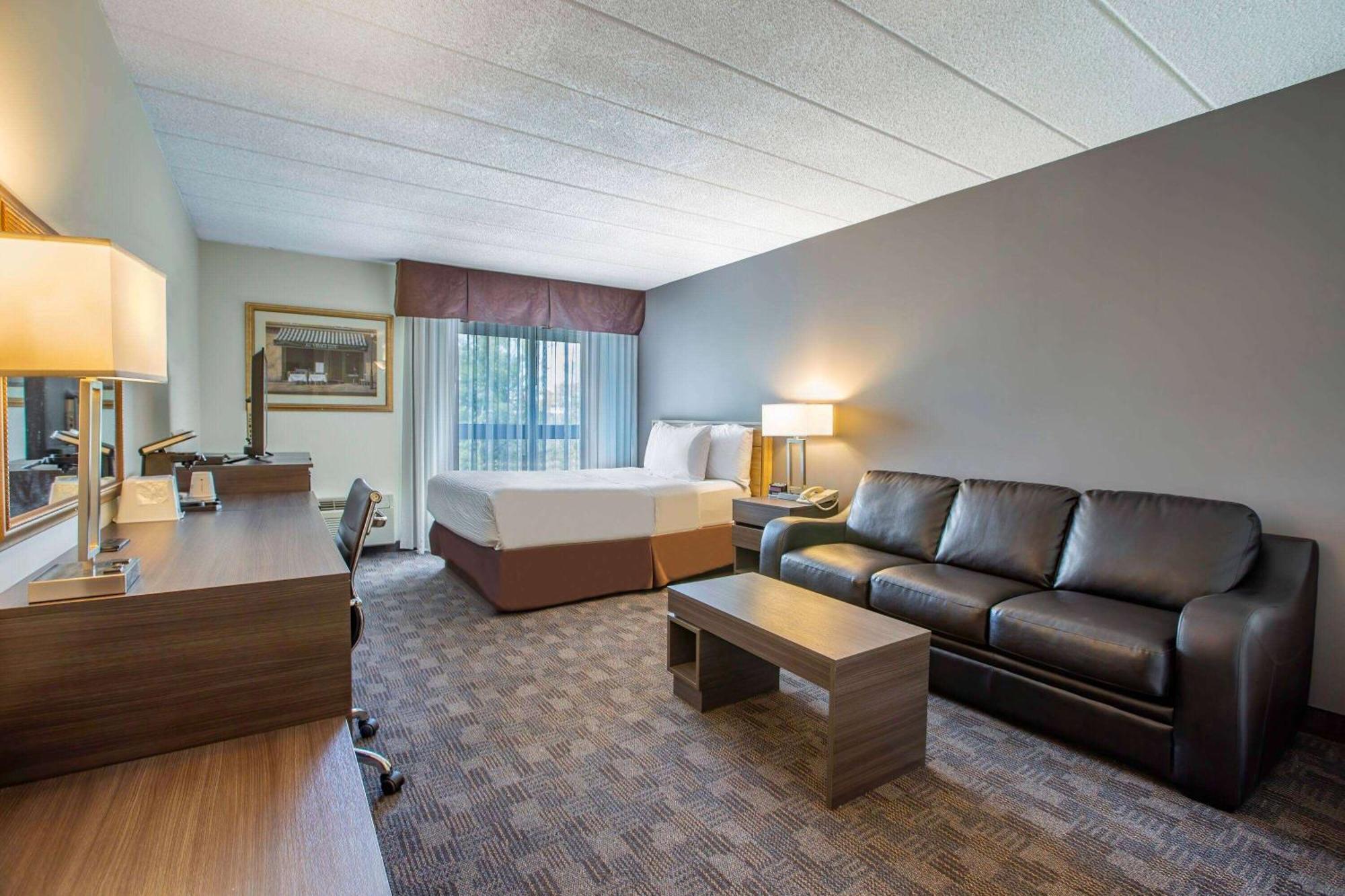 Days Inn By Wyndham Sudbury & Conference Centre Buitenkant foto