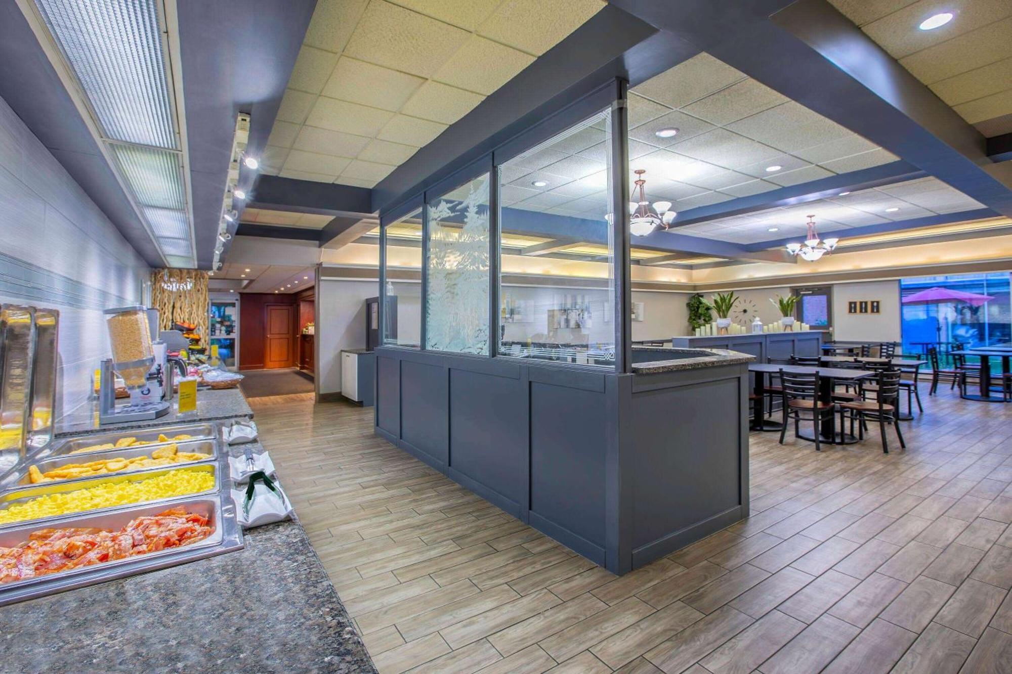 Days Inn By Wyndham Sudbury & Conference Centre Buitenkant foto